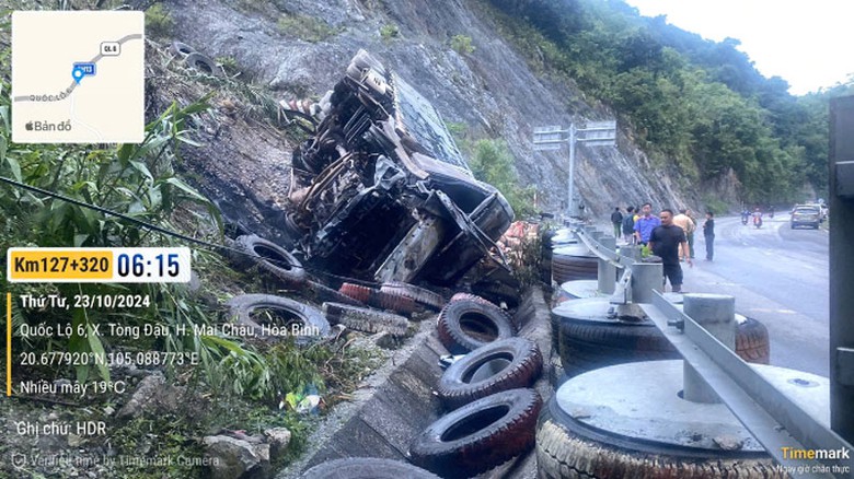 Lực lượng chức năng kh&aacute;m nghiệm hiện trường vụ tai nạn.