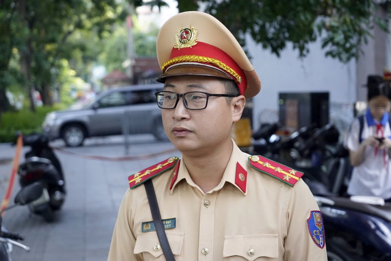 CSGT quyết liệt xử l&yacute;, học sinh chấp h&agrave;nh nhưng nhiều phụ huynh vẫn cố t&igrave;nh vi phạm- Ảnh 9.