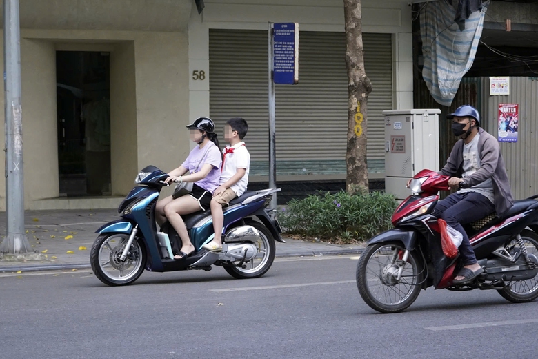 CSGT quyết liệt xử l&yacute;, học sinh chấp h&agrave;nh nhưng nhiều phụ huynh vẫn cố t&igrave;nh vi phạm- Ảnh 3.
