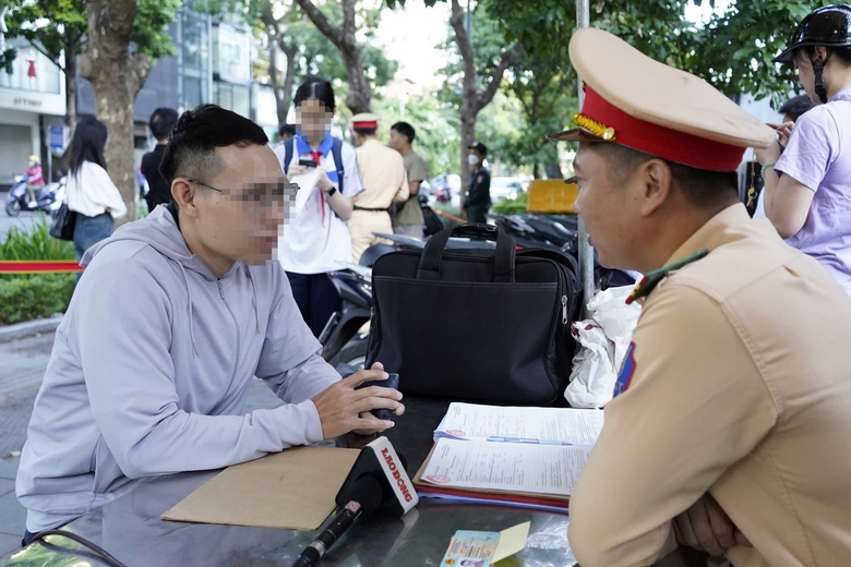 CSGT quyết liệt xử l&yacute;, học sinh chấp h&agrave;nh nhưng nhiều phụ huynh vẫn cố t&igrave;nh vi phạm- Ảnh 7.