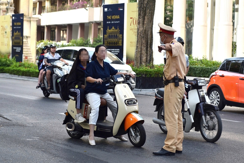 CSGT quyết liệt xử l&yacute;, học sinh chấp h&agrave;nh nhưng nhiều phụ huynh vẫn cố t&igrave;nh vi phạm- Ảnh 1.