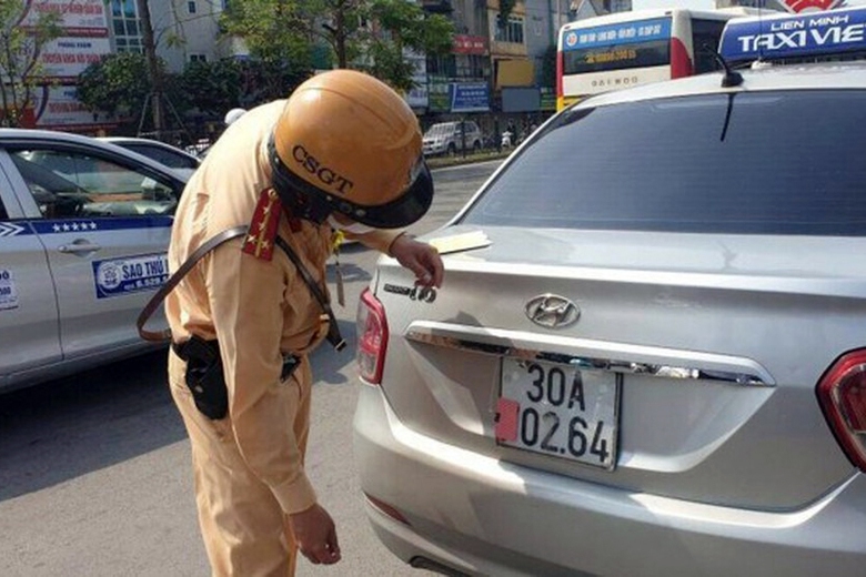 CSGT l&yacute; giải đề xuất tăng mức phạt che d&aacute;n, d&ugrave;ng biển số giả l&ecirc;n 52 triệu đồng- Ảnh 1.