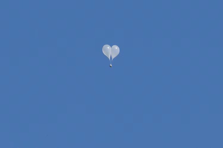 Bóng bay chứa rác thải của Triều Tiên bị tố phát nổ trên dinh thự Tổng thống Hàn Quốc- Ảnh 1. Bóng bay chứa rác thải của Triều Tiên bị tố phát nổ trên dinh thự Tổng thống Hàn Quốc- Ảnh 1.