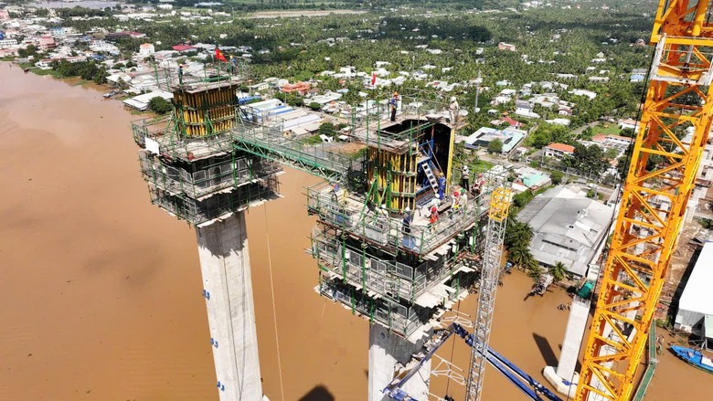 Cầu Rạch Miễu 2: Ho&agrave;n th&agrave;nh to&agrave;n bộ hai trụ th&aacute;p d&acirc;y văng trước 3 th&aacute;ng- Ảnh 1.