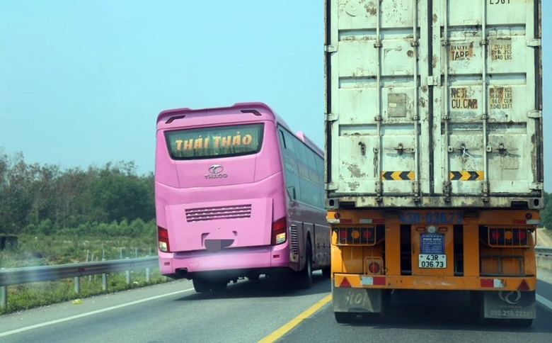T&agrave;i xế kh&ocirc;ng nhường đường khi xe sau xin vượt c&oacute; bị xử phạt?- Ảnh 1.