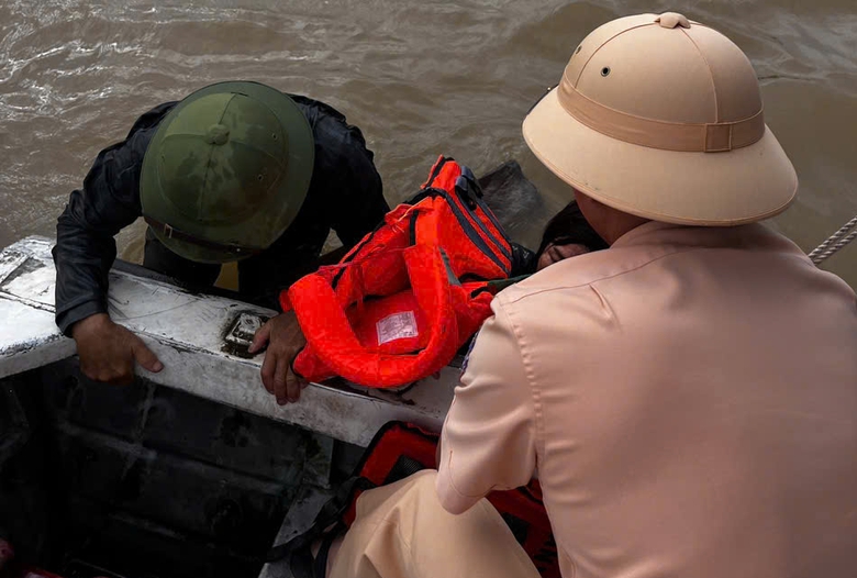 Đắm thuyền trên sông Hồng, hai vợ chồng được CSGT cứu kịp thời- Ảnh 1. Đắm thuyền trên sông Hồng, hai vợ chồng được CSGT cứu kịp thời- Ảnh 1.