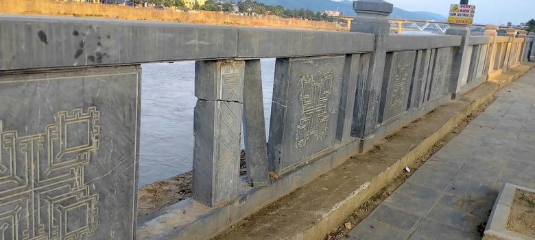 V&igrave; sao lan can đ&aacute; tiền tỷ ở L&agrave;o Cai hư hỏng nặng sau mưa b&atilde;o?- Ảnh 1.