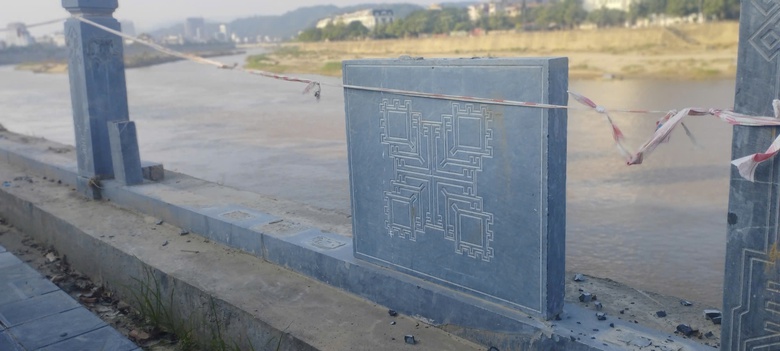 V&igrave; sao lan can đ&aacute; tiền tỷ ở L&agrave;o Cai hư hỏng nặng sau mưa b&atilde;o?- Ảnh 13.