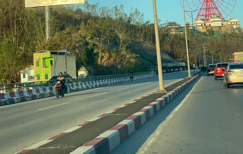 Giật m&igrave;nh cảnh xe m&aacute;y nườm nượp đi v&agrave;o l&agrave;n &ocirc; t&ocirc; tr&ecirc;n cầu B&atilde;i Ch&aacute;y- Ảnh 2.