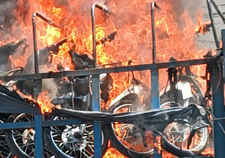 Xe tải bỗng dưng bốc ch&aacute;y, thi&ecirc;u rụi 18 xe m&aacute;y tr&ecirc;n th&ugrave;ng- Ảnh 1.