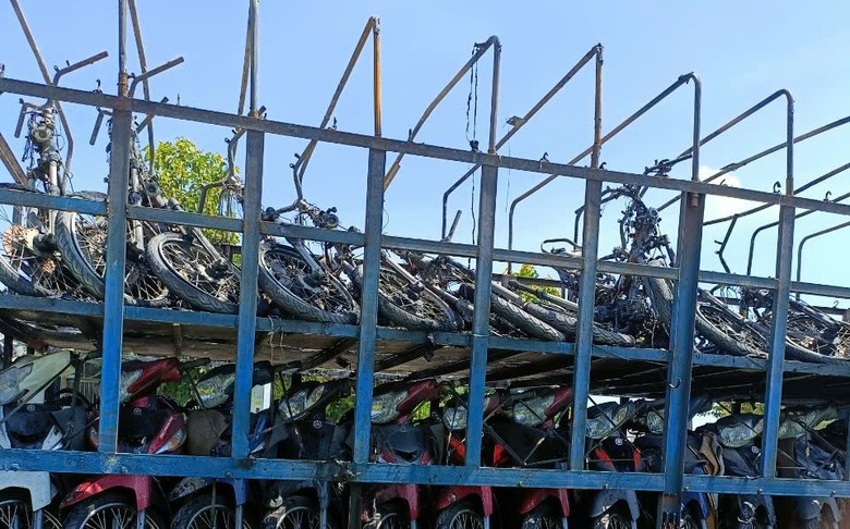 Xe tải bỗng dưng bốc ch&aacute;y, thi&ecirc;u rụi 18 xe m&aacute;y tr&ecirc;n th&ugrave;ng- Ảnh 2.