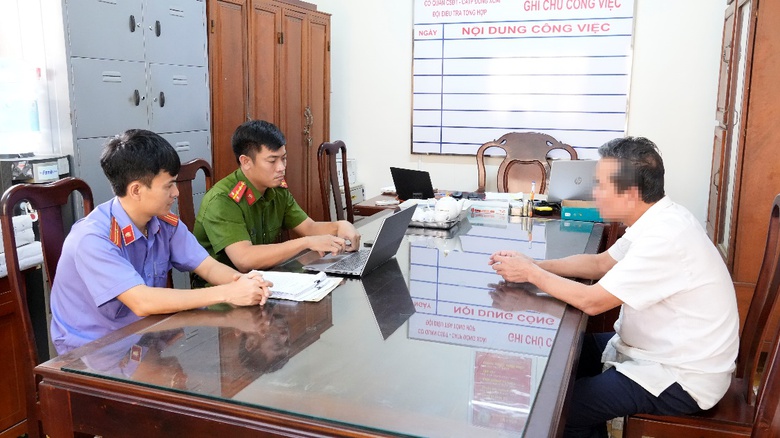 Tạm giữ người đ&agrave;n &ocirc;ng đ&aacute;nh CSGT ở B&igrave;nh Phước- Ảnh 1.