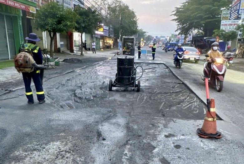 Xuy&ecirc;n đ&ecirc;m duy tu, dặm v&aacute; loạt đường lớn ở Đồng Nai- Ảnh 6.