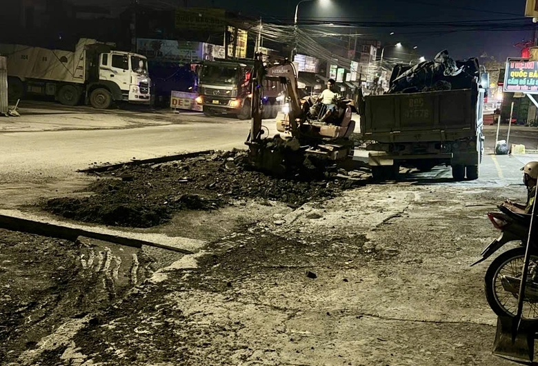 Xuy&ecirc;n đ&ecirc;m duy tu, dặm v&aacute; loạt đường lớn ở Đồng Nai- Ảnh 2.