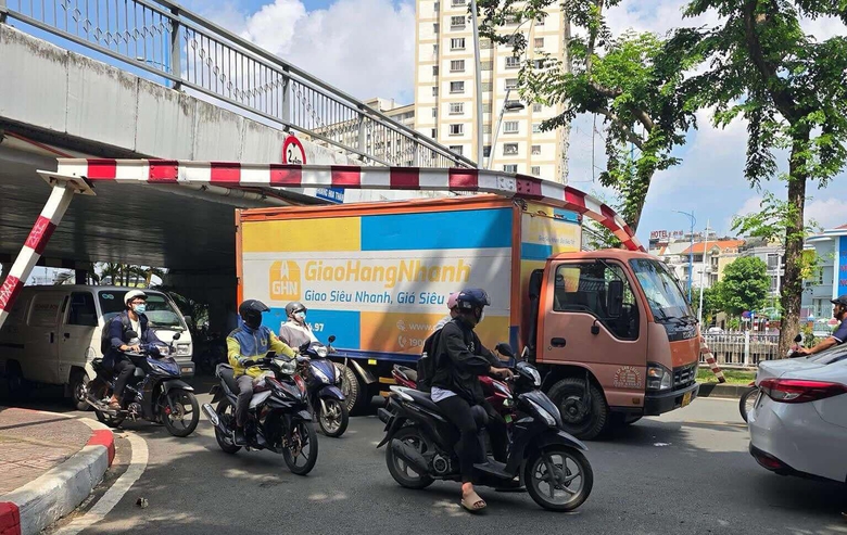 TP.HCM: Xe tải tông thanh giới hạn chiều cao cầu, giao thông ùn ứ nghiêm trọng- Ảnh 1. TP.HCM: Xe tải tông thanh giới hạn chiều cao cầu, giao thông ùn ứ nghiêm trọng- Ảnh 1.
