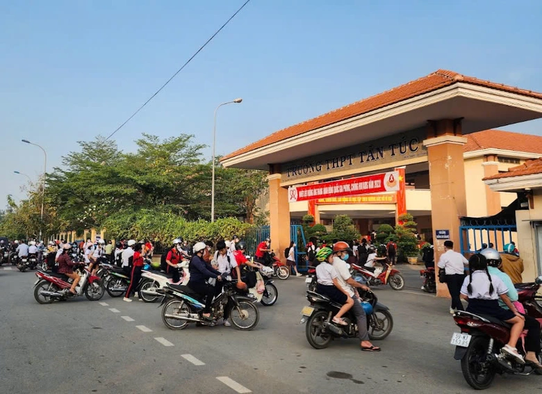 TP.HCM: Thực hư nam sinh cấp 3 đặt thiết bị quay l&eacute;n trong nh&agrave; vệ sinh nữ- Ảnh 1.