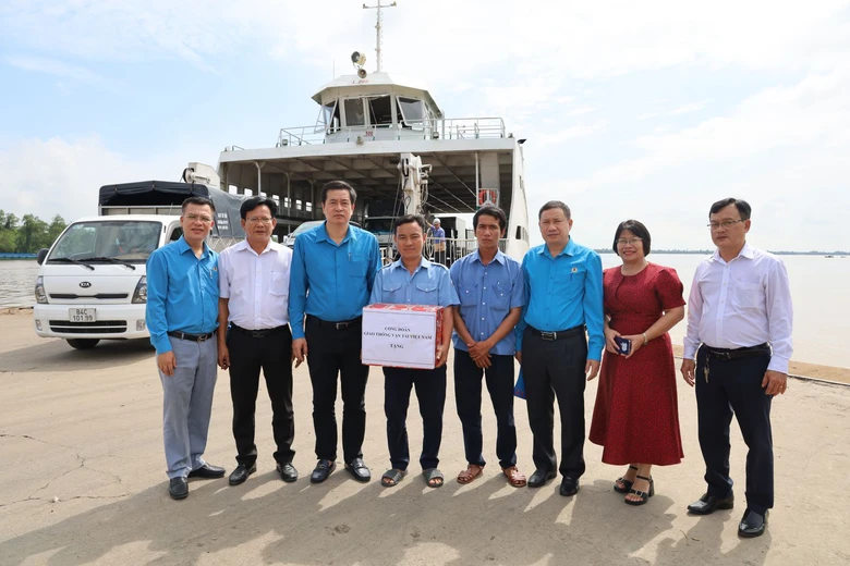 C&ocirc;ng đo&agrave;n GTVT trao qu&agrave;, động vi&ecirc;n người lao động h&agrave;ng hải, đường bộ miền T&acirc;y- Ảnh 2.