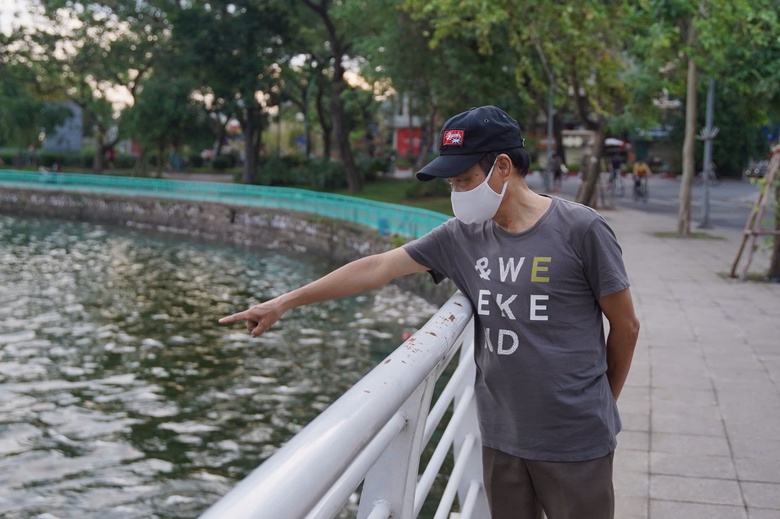 Hàng tấn cá chết nổi trắng mặt hồ Tây, bốc mùi khó chịu suốt tuần- Ảnh 3. Hàng tấn cá chết nổi trắng mặt hồ Tây, bốc mùi khó chịu suốt tuần- Ảnh 3.