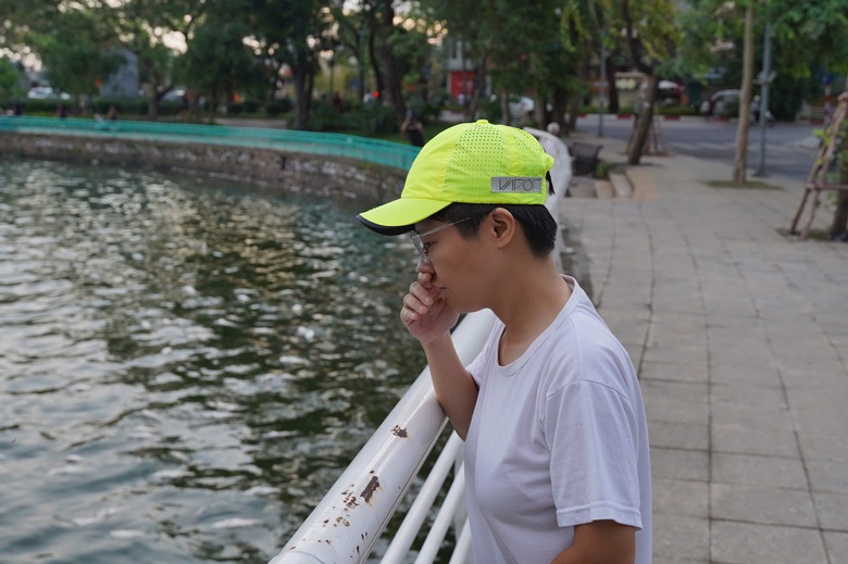 Hàng tấn cá chết nổi trắng mặt hồ Tây, bốc mùi khó chịu suốt tuần- Ảnh 1. Hàng tấn cá chết nổi trắng mặt hồ Tây, bốc mùi khó chịu suốt tuần- Ảnh 1.