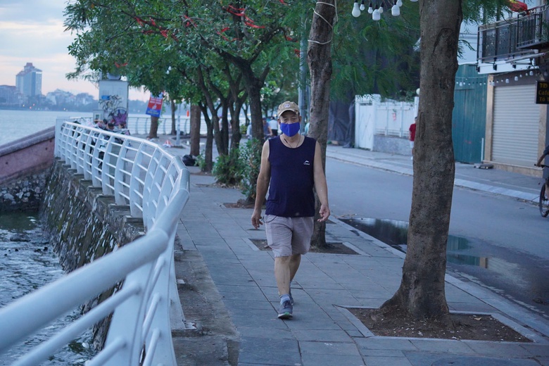 Hàng tấn cá chết nổi trắng mặt hồ Tây, bốc mùi khó chịu suốt tuần- Ảnh 12. Hàng tấn cá chết nổi trắng mặt hồ Tây, bốc mùi khó chịu suốt tuần- Ảnh 12.