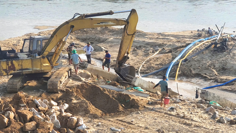 Quảng Nam: K&egrave; bờ s&ocirc;ng ngăn sạt lở, ch&egrave;n m&aacute;i nh&agrave; chống b&atilde;o Trami- Ảnh 1.