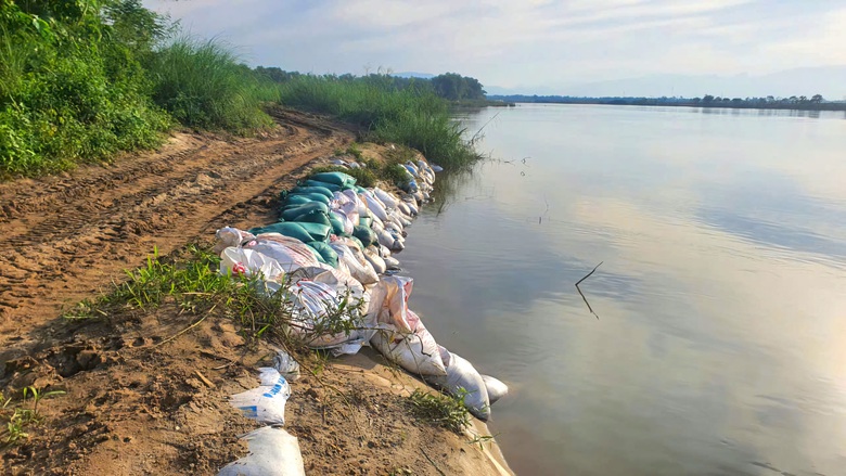 Quảng Nam: K&egrave; bờ s&ocirc;ng ngăn sạt lở, ch&egrave;n m&aacute;i nh&agrave; chống b&atilde;o Trami- Ảnh 3.