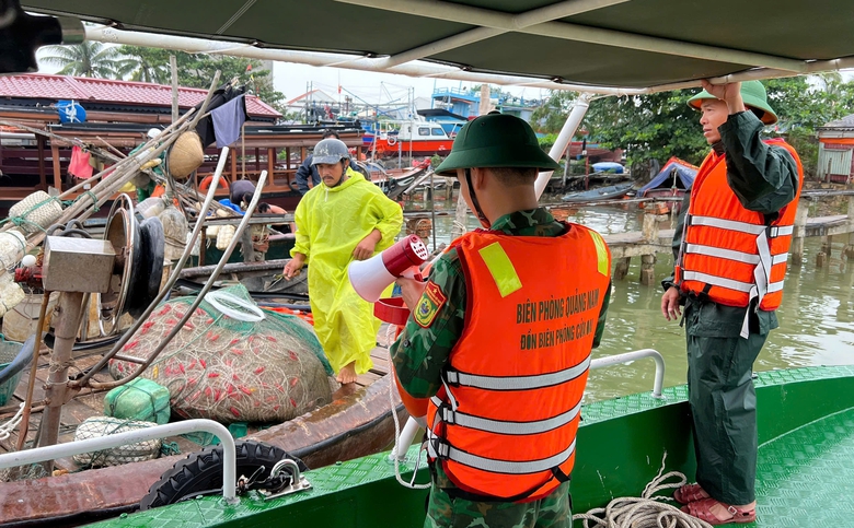 Người dân Quảng Nam hối hả chèn nhà chống bão Trami- Ảnh 1. Người dân Quảng Nam hối hả chèn nhà chống bão Trami- Ảnh 1.