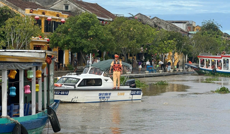 Người dân Quảng Nam hối hả chèn nhà chống bão Trami- Ảnh 4. Người dân Quảng Nam hối hả chèn nhà chống bão Trami- Ảnh 4.