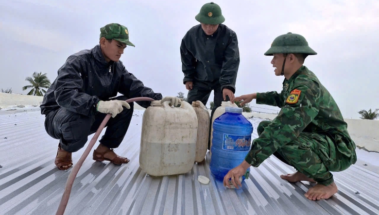 Người dân Quảng Nam hối hả chèn nhà chống bão Trami- Ảnh 2. Người dân Quảng Nam hối hả chèn nhà chống bão Trami- Ảnh 2.