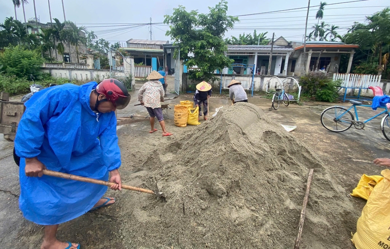 Quảng Nam: K&egrave; bờ s&ocirc;ng ngăn sạt lở, ch&egrave;n m&aacute;i nh&agrave; chống b&atilde;o Trami- Ảnh 5.
