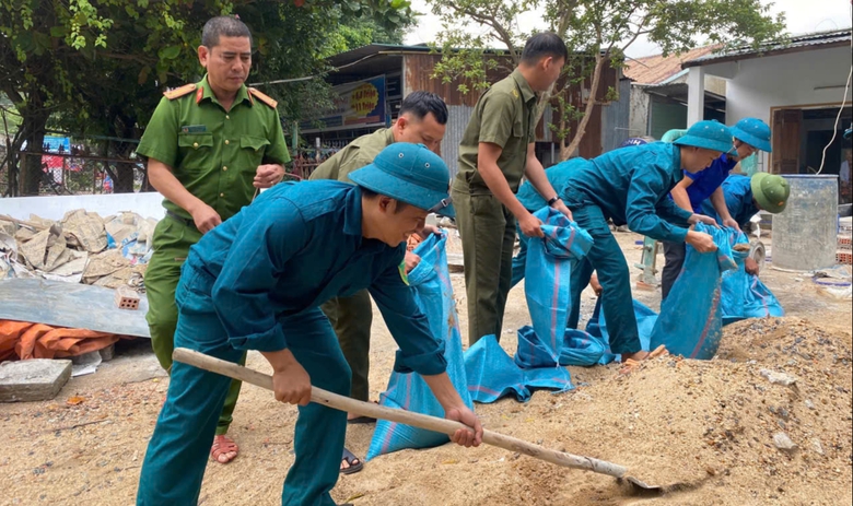 Người dân Quảng Nam hối hả chèn nhà chống bão Trami- Ảnh 5. Người dân Quảng Nam hối hả chèn nhà chống bão Trami- Ảnh 5.