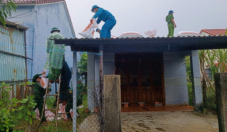 Người dân Quảng Nam hối hả chèn nhà chống bão Trami- Ảnh 8. Người dân Quảng Nam hối hả chèn nhà chống bão Trami- Ảnh 8.
