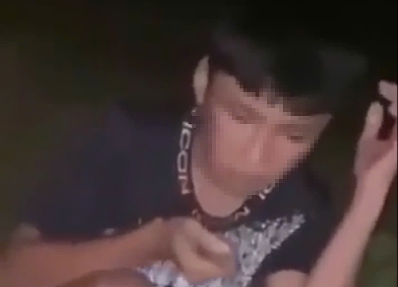 Khởi tố đối tượng dọa nạt, &eacute;p buộc nam sinh lớp 9 ở Nghệ An ăn đất- Ảnh 1.