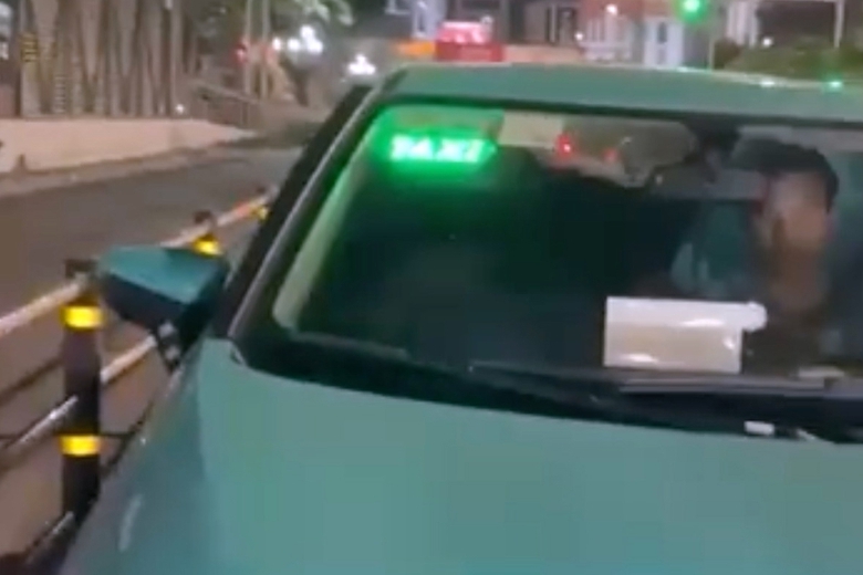 T&agrave;i xế taxi đi ngược chiều, quyết kh&ocirc;ng nhường đường bị tước bằng l&aacute;i- Ảnh 1.