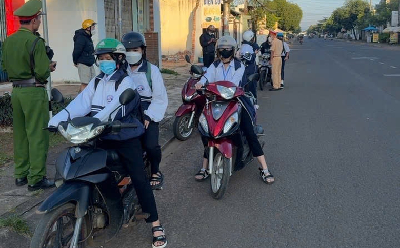 Gia Lai: Y&ecirc;u cầu c&aacute;c hộ d&acirc;n k&yacute; cam kết kh&ocirc;ng tr&ocirc;ng giữ xe của học sinh- Ảnh 2.