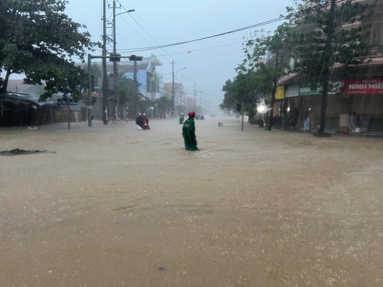 Nước lũ l&ecirc;n nhanh, người d&acirc;n Quảng B&igrave;nh đưa &ocirc; t&ocirc; l&ecirc;n cầu tr&aacute;nh lũ- Ảnh 1.