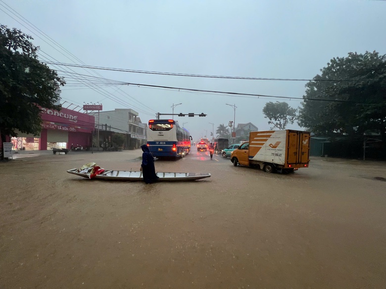 Nước lũ l&ecirc;n nhanh, người d&acirc;n Quảng B&igrave;nh đưa &ocirc; t&ocirc; l&ecirc;n cầu tr&aacute;nh lũ- Ảnh 2.