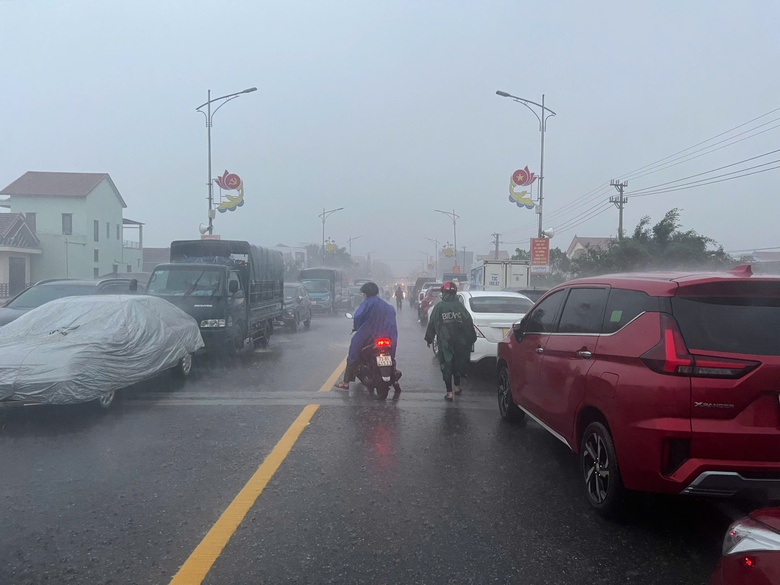 Nước lũ l&ecirc;n nhanh, người d&acirc;n Quảng B&igrave;nh đưa &ocirc; t&ocirc; l&ecirc;n cầu tr&aacute;nh lũ- Ảnh 3.