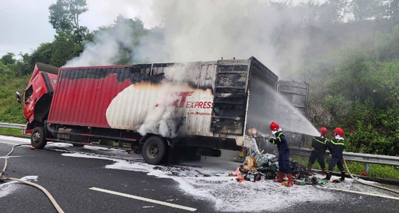 Ngọn lửa b&ugrave;ng ph&aacute;t từ th&ugrave;ng xe g&acirc;y ch&aacute;y rụi nhiều t&agrave;i sản, h&agrave;ng h&oacute;a b&ecirc;n trong.