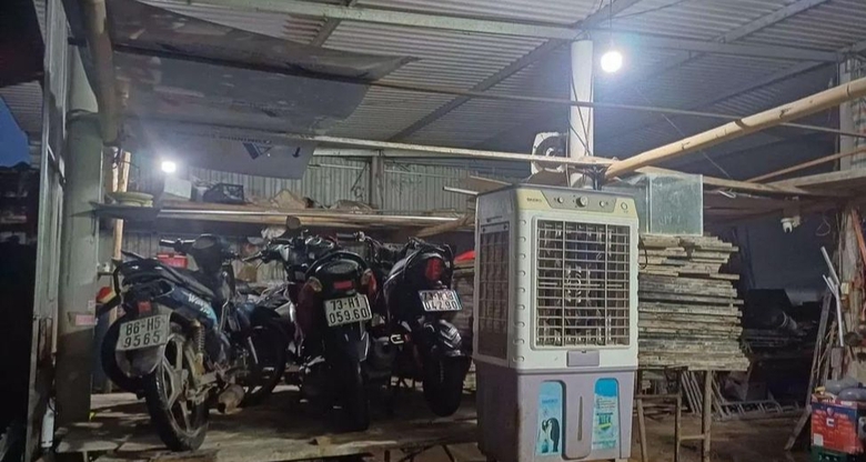 Nước lũ l&ecirc;n nhanh, người d&acirc;n Quảng B&igrave;nh đưa &ocirc; t&ocirc; l&ecirc;n cầu tr&aacute;nh lũ- Ảnh 5.
