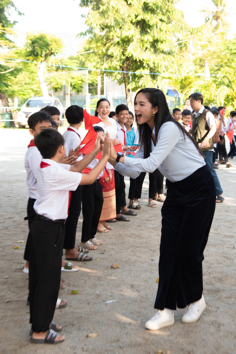 Hoa hậu H&rsquo;Hen Ni&ecirc; về An Giang kh&aacute;nh th&agrave;nh 2 thư viện th&acirc;n thiện- Ảnh 5.