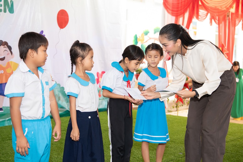 Hoa hậu H&rsquo;Hen Ni&ecirc; về An Giang kh&aacute;nh th&agrave;nh 2 thư viện th&acirc;n thiện- Ảnh 2.