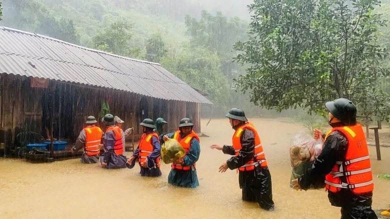 Nam thanh ni&ecirc;n bị lũ cuốn ở Quảng B&igrave;nh khi đi cứu nạn- Ảnh 1.