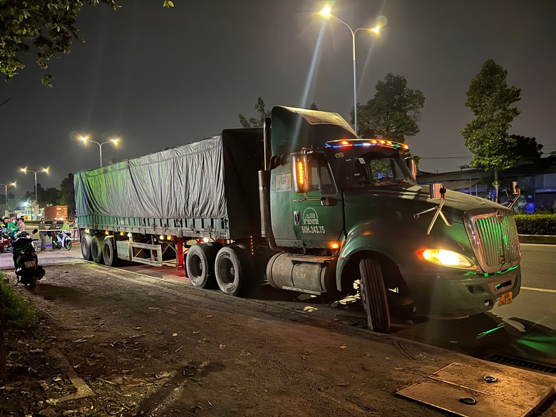 Người đ&agrave;n &ocirc;ng đi xe đạp điện bị xe container l&ugrave;i c&aacute;n tử vong- Ảnh 2.