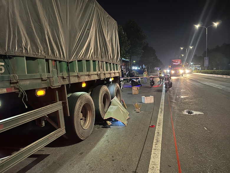 Người đ&agrave;n &ocirc;ng đi xe đạp điện bị xe container l&ugrave;i c&aacute;n tử vong- Ảnh 1.