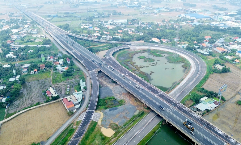 &ldquo;Vượt nắng, thắng mưa&rdquo; tr&ecirc;n c&ocirc;ng trường cao tốc - Ảnh 3.