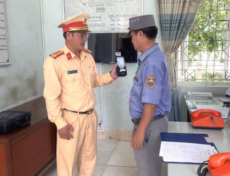 CSGT Ninh Thuận xử phạt hơn 4.000 t&agrave;i xế vi phạm nồng độ cồn trong 9 th&aacute;ng đầu năm- Ảnh 1.