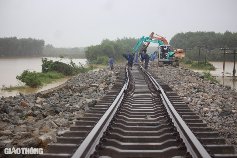 Hơn 150 c&ocirc;ng nh&acirc;n dầm mưa khắc phục sạt lở đường sắt ở Quảng Trị- Ảnh 13.