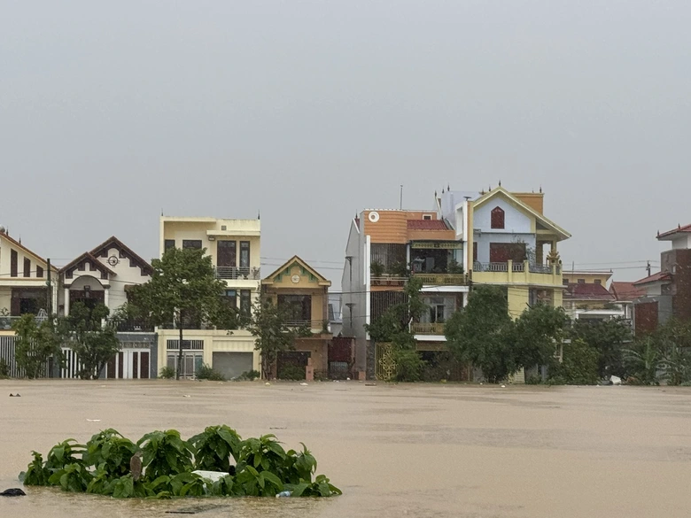 L&atilde;nh đạo v&ugrave;ng rốn lũ xin tạm dừng c&aacute;c nh&oacute;m cứu trợ để đảm bảo an to&agrave;n- Ảnh 1.