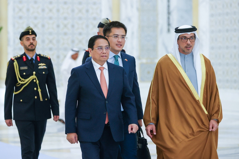 UAE bắn 21 ph&aacute;t đại b&aacute;c ch&agrave;o đ&oacute;n Thủ tướng Phạm Minh Ch&iacute;nh- Ảnh 1.